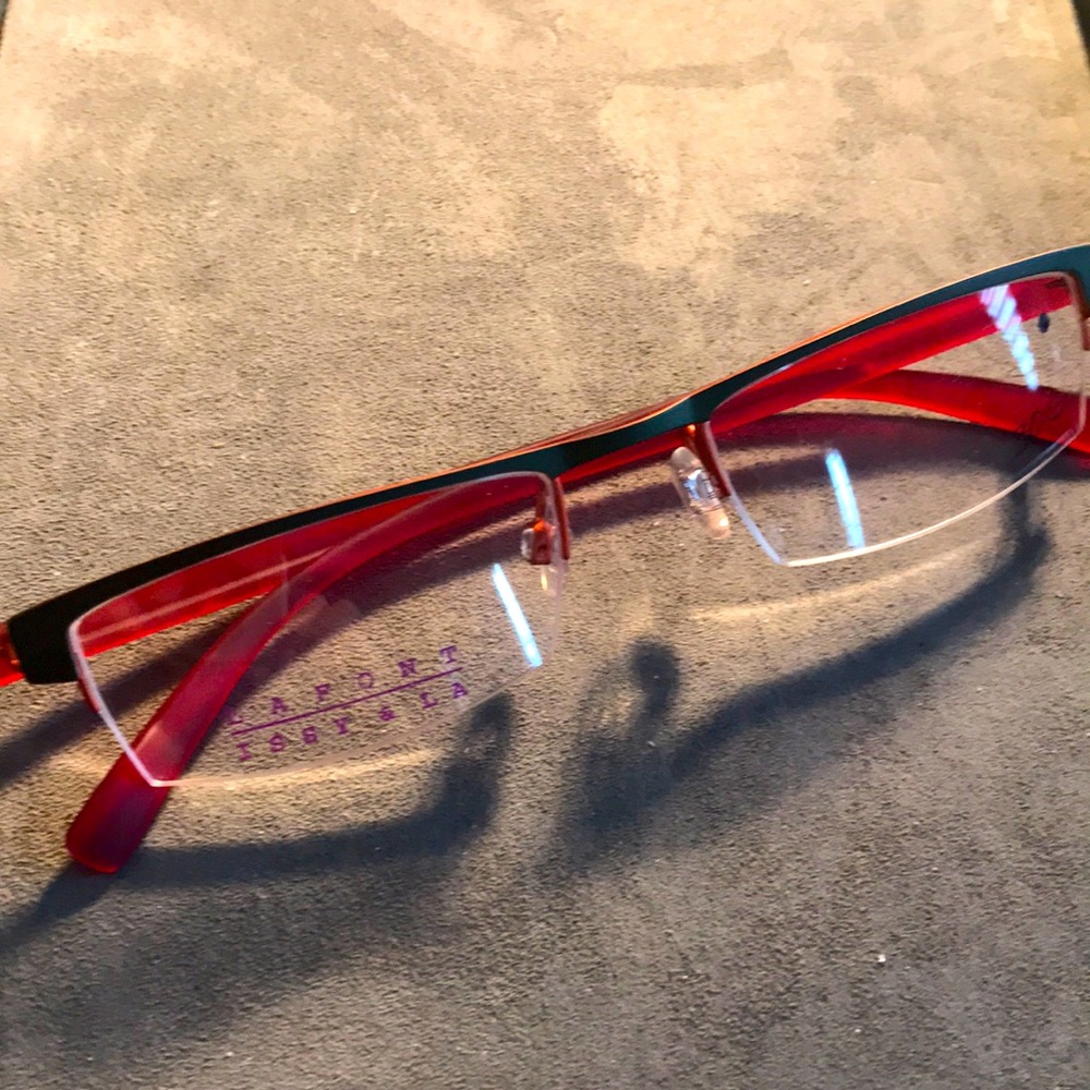 Lafont Issy Vroum 454 52/19/140 olive greenface w red arms.  Never owned.
